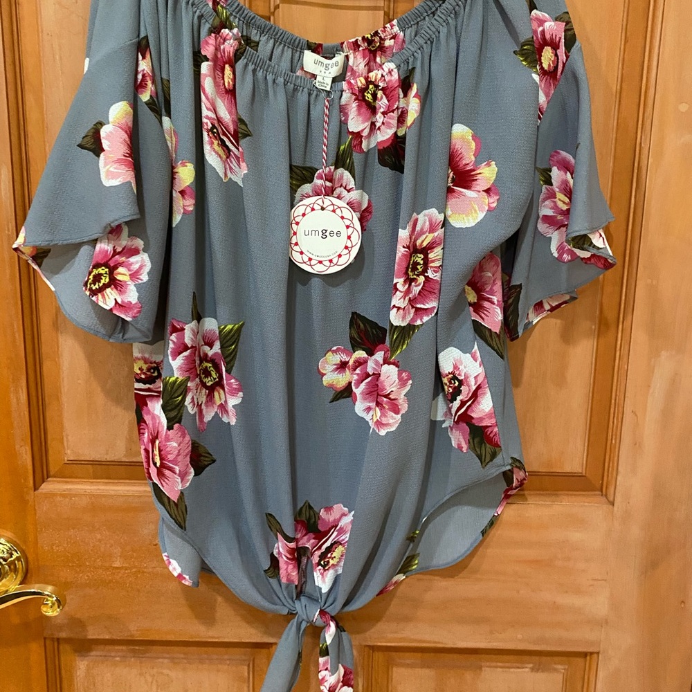 Womens short top grey with flowers New with tags